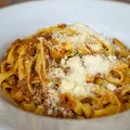 Paste tagliatelle cu sos bolognese. Rețeta pregătită de Laura Cosoi pentru fetițele ei. „Fiecare a mâncat câte două porții”