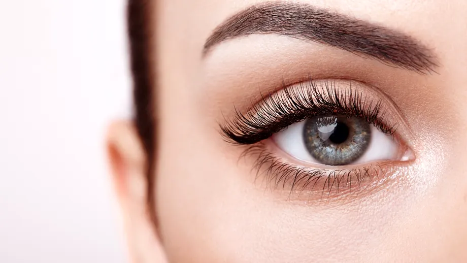 Cu ce să te dai pe gene ca să crească. 5 soluții pe care poți să le prepari acasă