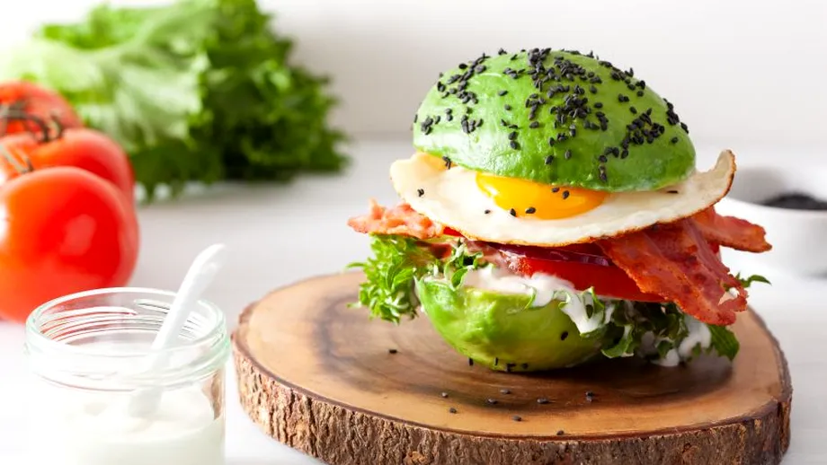Burger cu avocado și ou ochi - o alegere inspirată pentru micul dejun