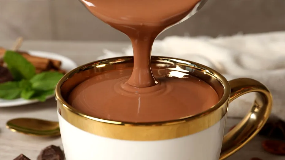 Cum să faci ciocolată caldă acasă. Ingredientul cu care să combini laptele ca să iasă super cremoasă