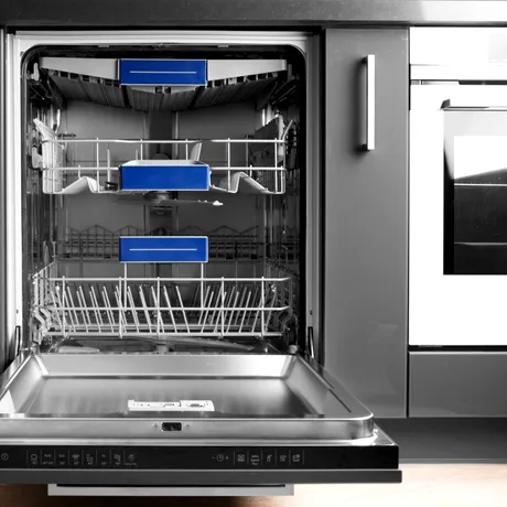 Greșeala pe care o fac milioane de oameni. De ce nu ar trebui să clătești vasele înainte de a le pune în mașina de spălat