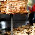Ce a găsit un bucureștean într-o șaorma cumpărată de la un celebru restaurant: „Pe lângă faptul că e viu, e și nebărbierit” / VIDEO