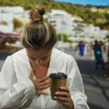 Ce faci dacă ai consumat prea multă cofeină sau energizante. Semnele care arată că organismul tău este afectat