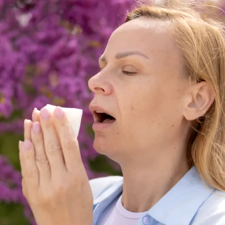 Remedii naturale pentru alergiile de primăvară. Cum calmezi strănutul și ochii iritați