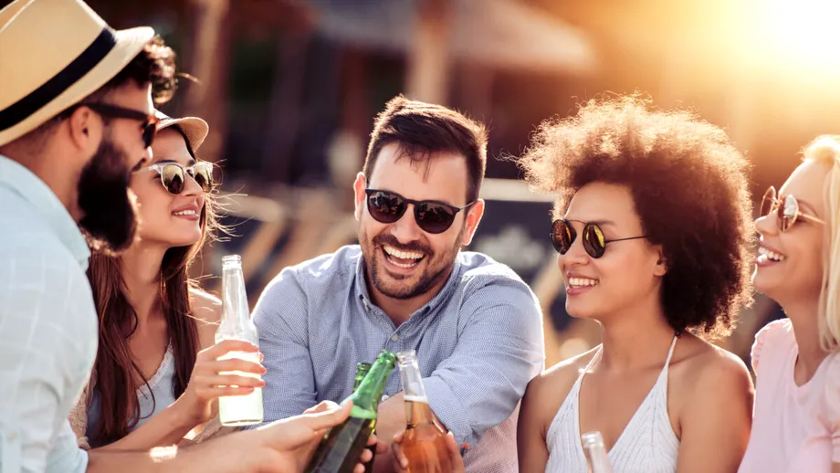 Băutura care poate deveni letală pe caniculă. Medicii îi avertizează pe românii care stau la plajă: „Nu vă răcoriți cu asta!”