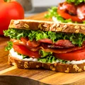 Care este cel mai sănătos sandwich? Ingredientul care îl poate transforma într-o bombă calorică