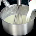 Ecuația sosului Bechamel fără cocoloașe. Cât lapte trebuie să pui, în funcție de cât unt și făină folosești