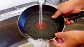 De ce rămân vasele lipicioase chiar și după spălare. Soluția naturală cu care să elimini complet stratul lipicios