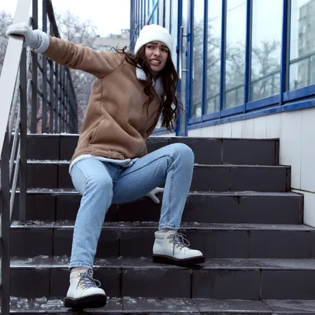 Cum să nu mai aluneci pe scările înghețate în sezonul rece!