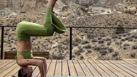 Inspirația zilei: clasele de yoga cu Dua Lipa