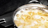 Câtă apă trebuie să pui în oală când fierbi pastele? Greșeala pe care o fac mulți
