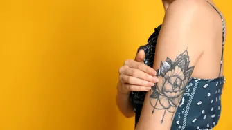De ce NU este recomandat să-ți faci tatuaje în sezonul cald
