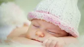 47% dintre bebeluşi suferă de sindromul capului plat