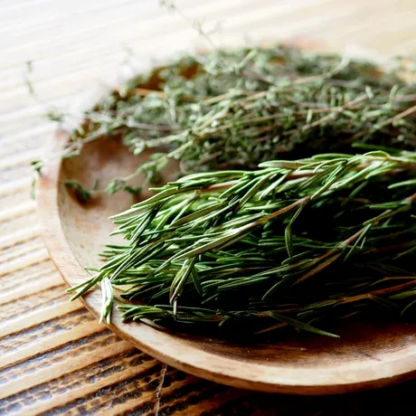 Rozmarin uscat sau proaspăt? Când este bine să folosim fiecare variantă