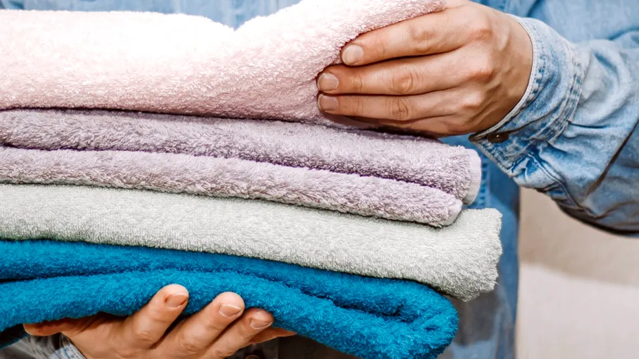 Cum cureți în profunzime prosoapele înainte de vară. Trucurile simple care elimină mirosurile și le fac din nou pufoase