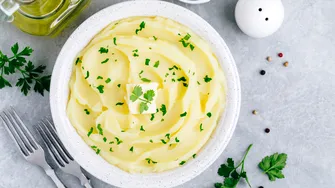 Ingredientul la care nu te-ai fi gândit să-l pui în piureul de cartofi pentru cea mai cremoasă textură