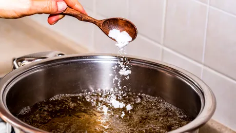 De ce adaugă bucătarii bicarbonat de sodiu în apa în care gătești. Metoda folosită de experții bucătari