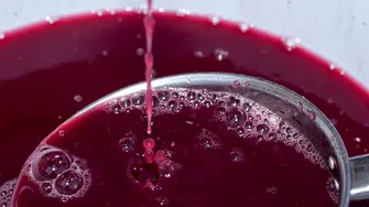 Cum îți dai seama că mustul începe să fermenteze? Semnele pe care trebuie să le urmărești