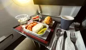 De ce nu este recomandat să mănânci de pe măsuța din avion. Avertismentul unei însoțitoare de zbor / VIDEO