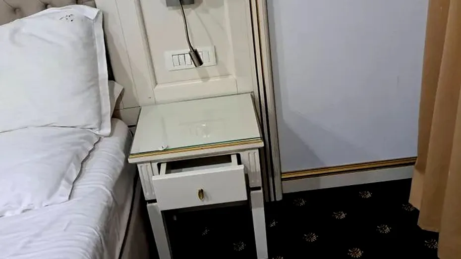 Vacanță de coșmar pentru o turistă care s-a cazat într-un hotel 4* din Neptun. Ce a descoperit în cameră