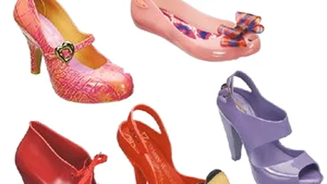 Trendul verii 2011: pantofii jucausi, din plastic, semnati de designeri celebri