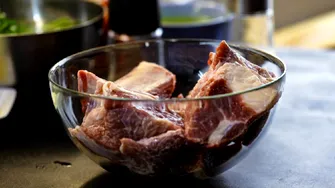 De ce unele persoane digeră mai greu carnea vara