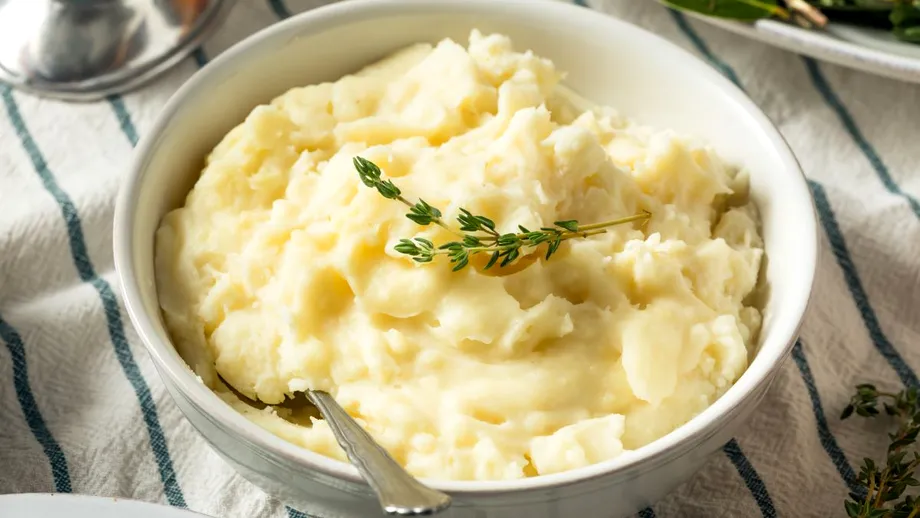 Ce trebuie să adaugi în piureul de cartofi pentru a fi cremos și după câteva zile
