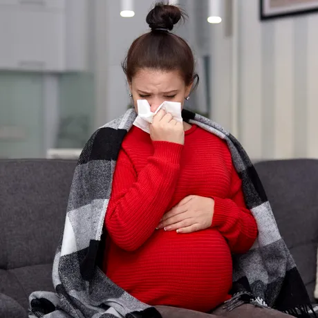 Sfaturi pentru gravidele care au răcit. Medic: „În foarte multe cazuri, simptomele răcelii dispar fără să luăm medicamente”