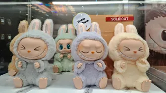 Labubu este demodat: artistul coreean Sakuya lansează o nouă tendință cu brelocuri