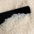 Ajută cu adevărat orezul la uscarea unui telefon udat?