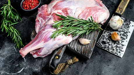 Cum alegi corect carnea de miel. Ghid simplu pentru o friptură reușită