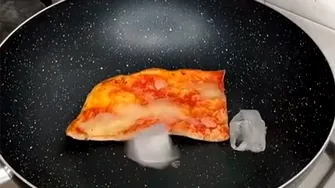 Cum să reîncălzești pizza rece, cu doar două cuburi de gheață. Trucul secret al pizzarilor italieni