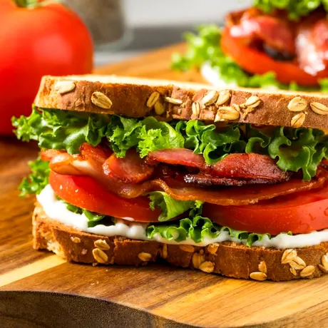 Care este cel mai sănătos sandwich? Ingredientul care îl poate transforma într-o bombă calorică