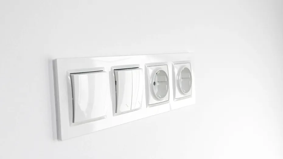 Trucul simplu care curăță întrerupătoarele fără să le deterioreze. Greșeala pe care mulți o fac fără să știe