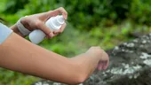 Spray-ul de casă natural care alungă țânțarii. Rețeta pe care o poți face în doar 5 minute