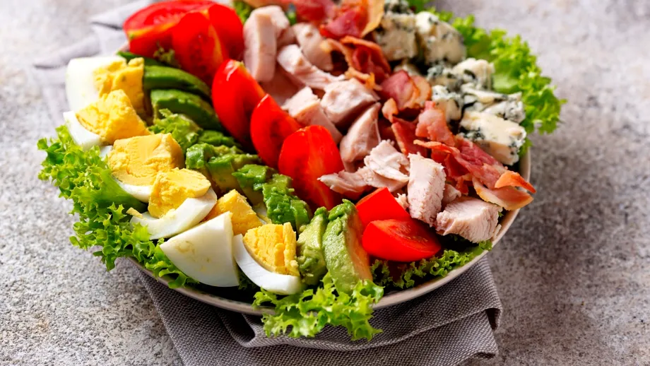 Cum prepari salata Cobb, rețeta americană originală care te face să mănânci pe săturate. Ce conține?