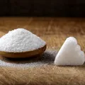 Trucul verii pentru o grădină sănătoasă. De ce e bine să pui o lingură de zahăr în sol