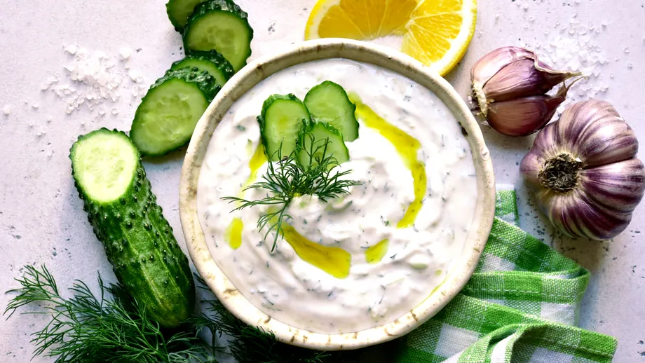 Cum prepari tzatziki de casă, la fel ca-n Grecia. Ingredientul care îi dă un gust aparte