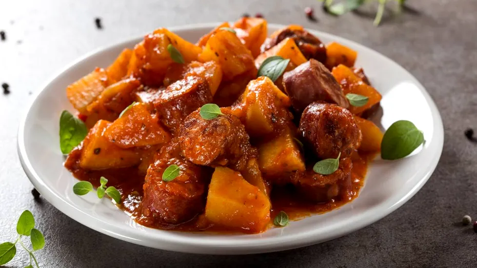 Mâncare de cartofi cu cârnați Grătărescu