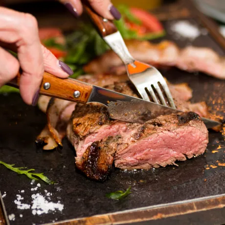 De ce NU este recomandat să mănânci CARNE în fiecare zi: Ce spun specialiștii despre riscuri