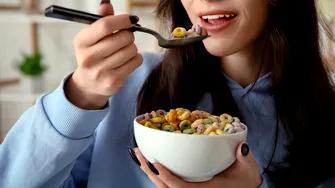 Vârfurile glicemice duc la rezistență la insulină: de ce cerealele dulci cu lapte și suc de portocale nu sunt alegerea ideală la micul dejun / VIDEO