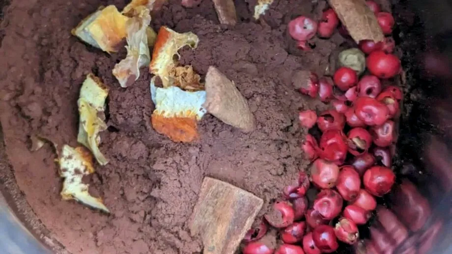 Cacao fierbinte cu piper roz - rețetă yummy, dar fără zahăr