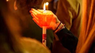 Ce facem cu lumânarea de la Înviere? Când mai poate fi aprinsă şi de ce nu e bine s-o aruncăm