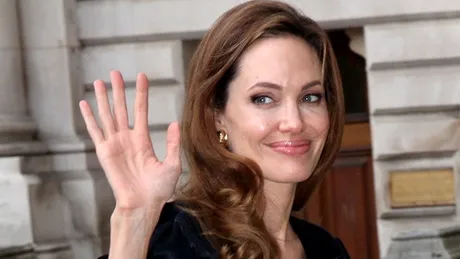 Ce face Angelina Jolie cu banii câştigaţi din bijuteriile pe care le creează