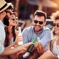 Băutura care poate deveni letală pe caniculă. Medicii îi avertizează pe românii care stau la plajă: „Nu vă răcoriți cu asta!”