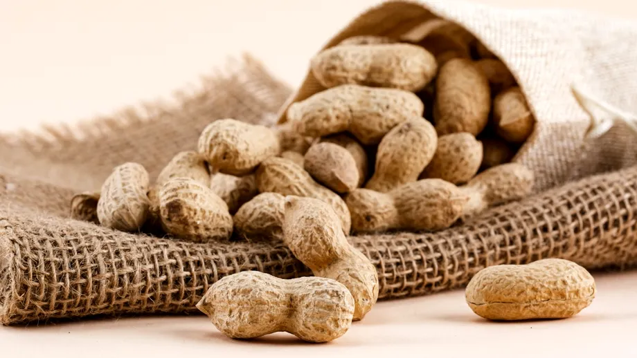 Bebelușii hrăniți devreme cu arahide au un risc mai mic de alergii. Ce arată studiile