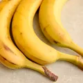 De ce nu ar trebui să mai ții bananele în bolul cu fructe. Greșeala care le face să se coacă mai repede