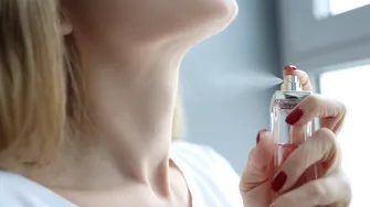 Secretul franțuzoaicelor. Cum să folosești corect parfumul pentru un miros de durată și irezistibil