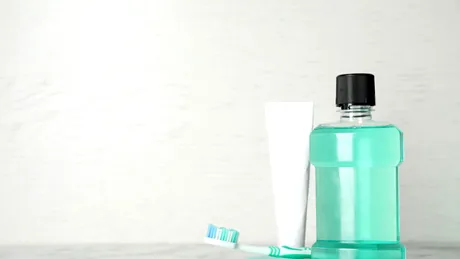 De ce să nu folosești pasta de dinți și apa de gură în același timp. Avertismentul făcut de medicii dentiști