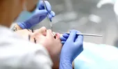 Ce să NU faci niciodată înainte să ajungi la dentist. De ce nu e bine să bei cafea sau să porți lentile de contact
